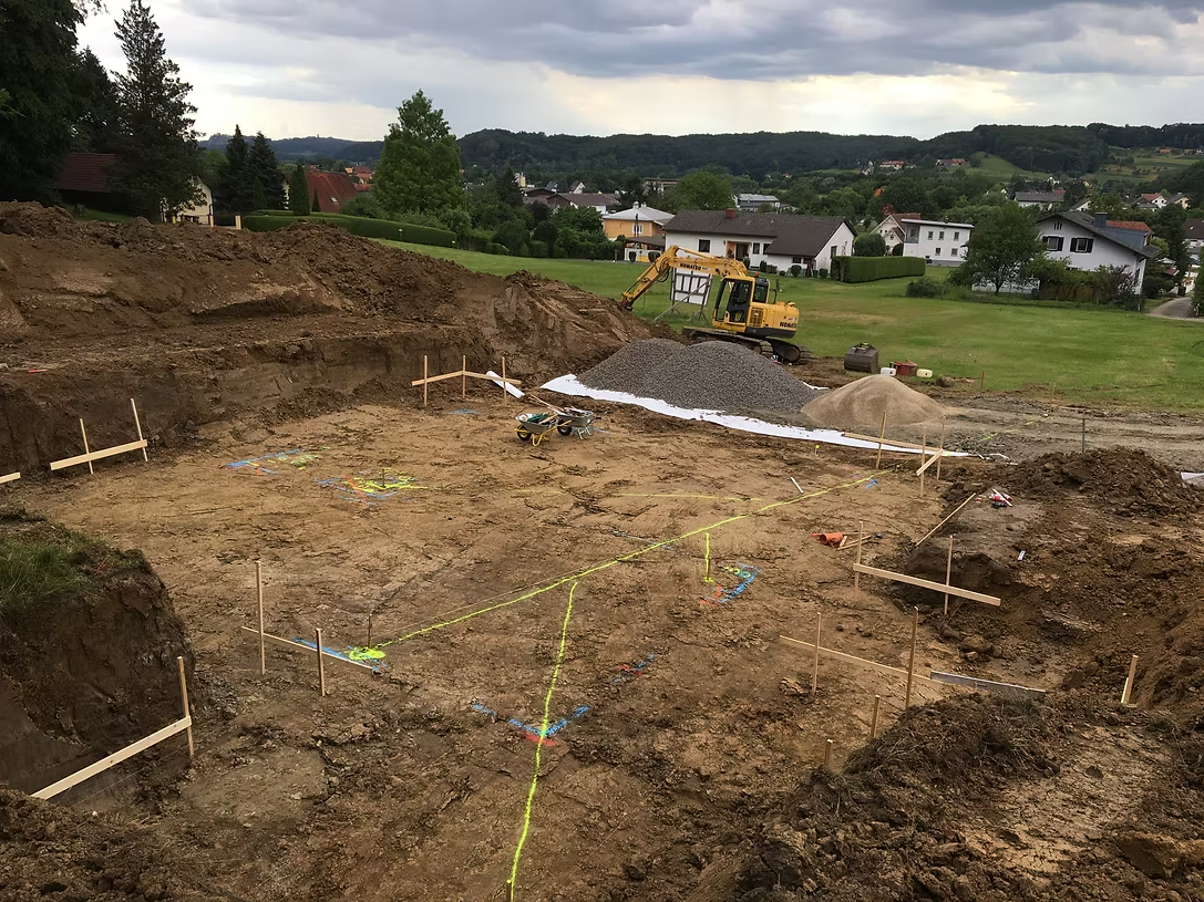 Bagger von MaxHome bei Aushubarbeiten auf Baustelle